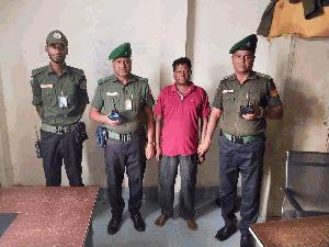 Broker held at Suhrawardy Hospital by members of the Bangladesh Ansar & Village Defence Party