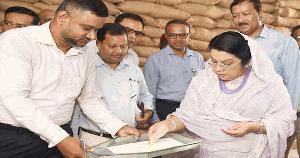 Afroza makes surprise visit to Tejgaon CSD, inspects quality of rice, flour